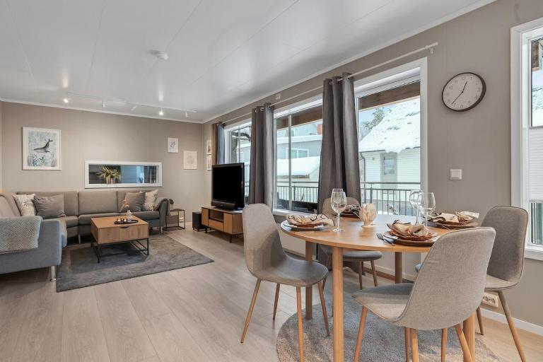 Modern 3-bedroom, with private Aurora Borealis watching balcony - B&B Tromsø