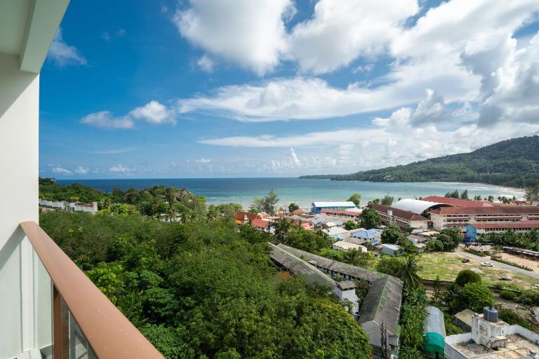 Elegant 2BR Oceanview Condo Oceana C73 - 5 min walk Kamala Beach - Bed and Breakfast Ban Kamala
