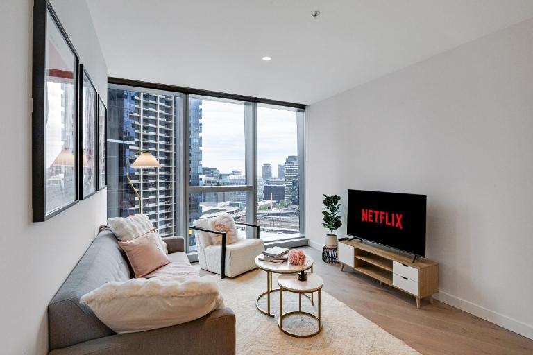CBD Elegant 2BR Apt with Pool, Gym & City Views - B&B Melbourne