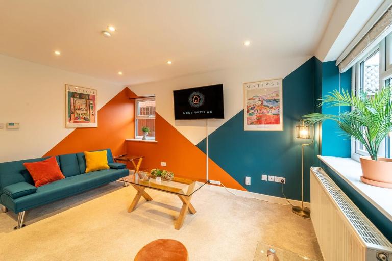 Stylish 4-Bed Retreat, Fast WiFi, Parking & Ideal for Relocation - B&B Churchdown