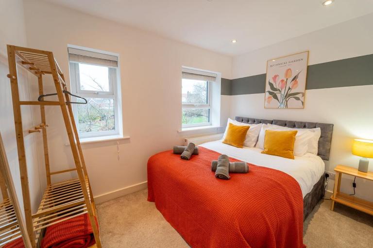 Charming 4-Bed Retreat, Fast WiFi, Parking & Ideal for Relocation - B&B Churchdown