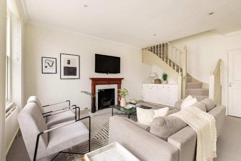 Stylish West Kensington Duplex with Modern Comforts - B&B London