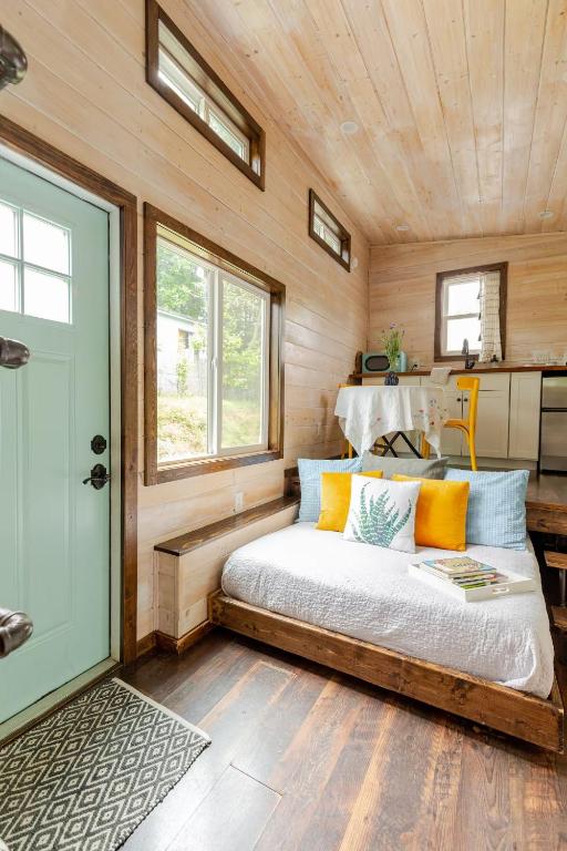 Tiny house on Flower Farm in downtown Atlanta - B&B Atlanta