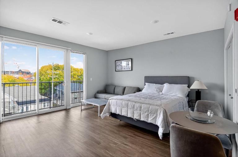 Stylish Downtown Escape Near IU and Cafes - B&B Bloomington