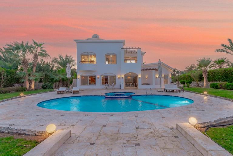 Beautiful 4 BDR Villa With Private Pool - B&B Hurghada