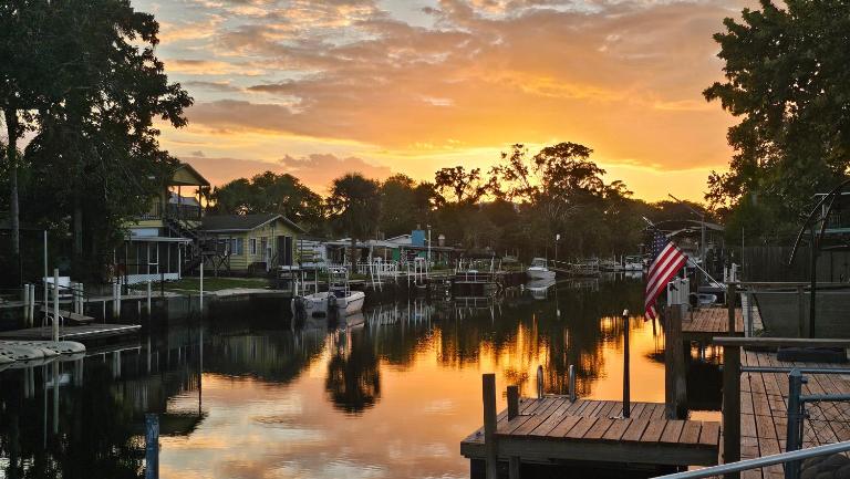 Wet Feet Retreat at Weeki Wachee, The Perfect Riverfront Escape - Bed and Breakfast Spring Hill