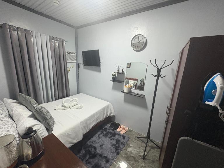 Goldland Caelestis Guest House - B&B Bacolod City