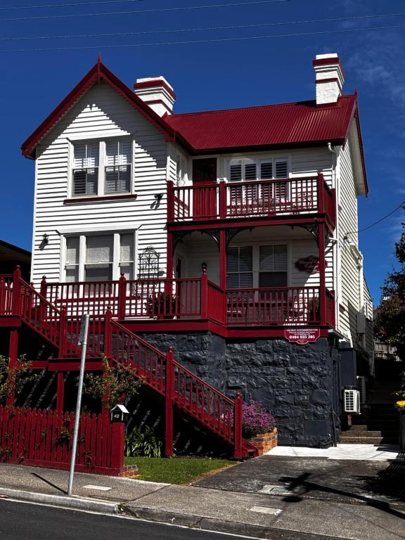 Mersey River Cottage ( cir 1888) Central location with Amazing Ocean and Habour Views. - B&B Devonport