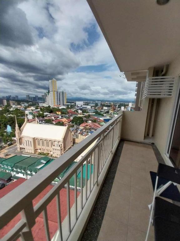 Prisma Pasig Gateway with Balcony and Wifi - B&B Manila