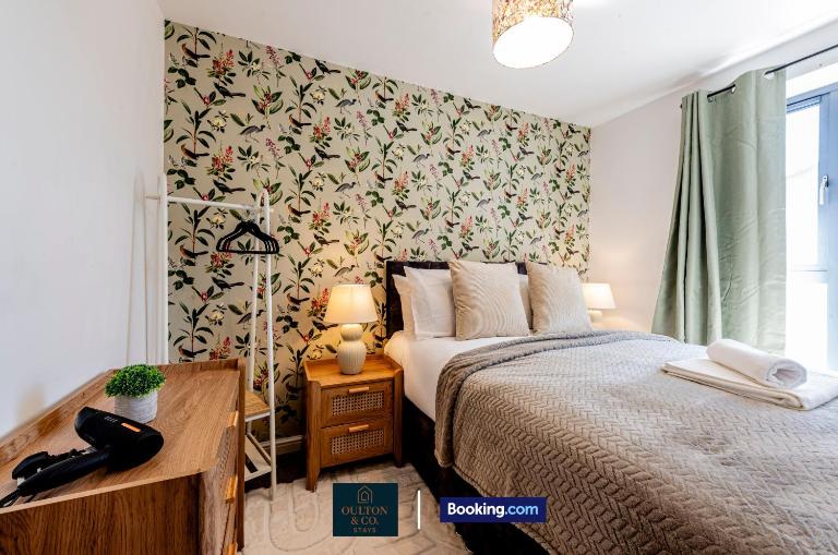 Luxury Retreat For 10 Short Lets & Serviced Accommodation Manchester with Hot Tub and Spacious Garden - B&B Mánchester