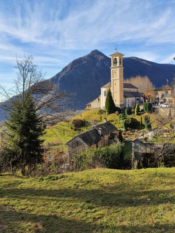 Casa al Campanile terrace, LeonardosHome - B&B Trarego