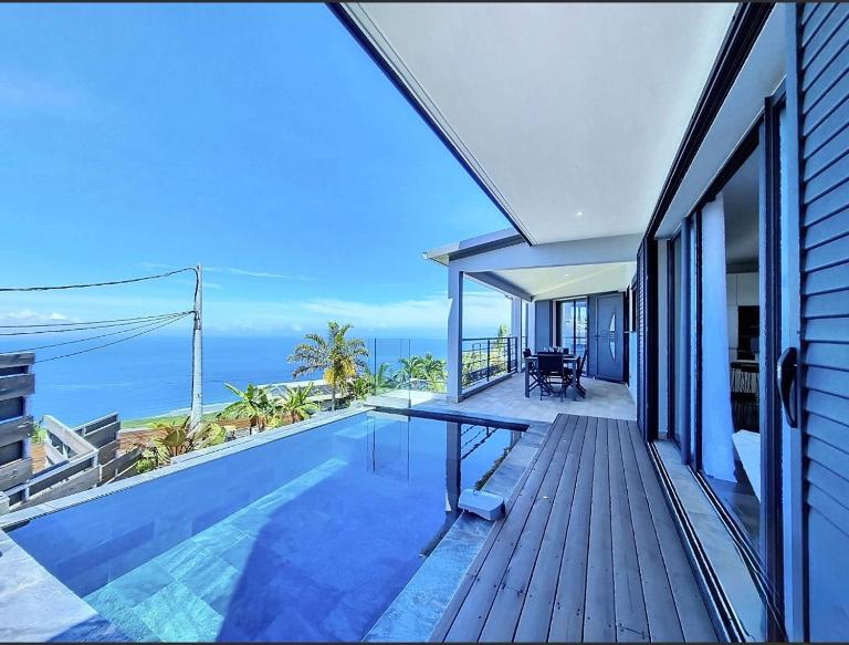 Villa Bleue Camaieu- Piscine chauffée, vue mer - B&B Saint-Leu