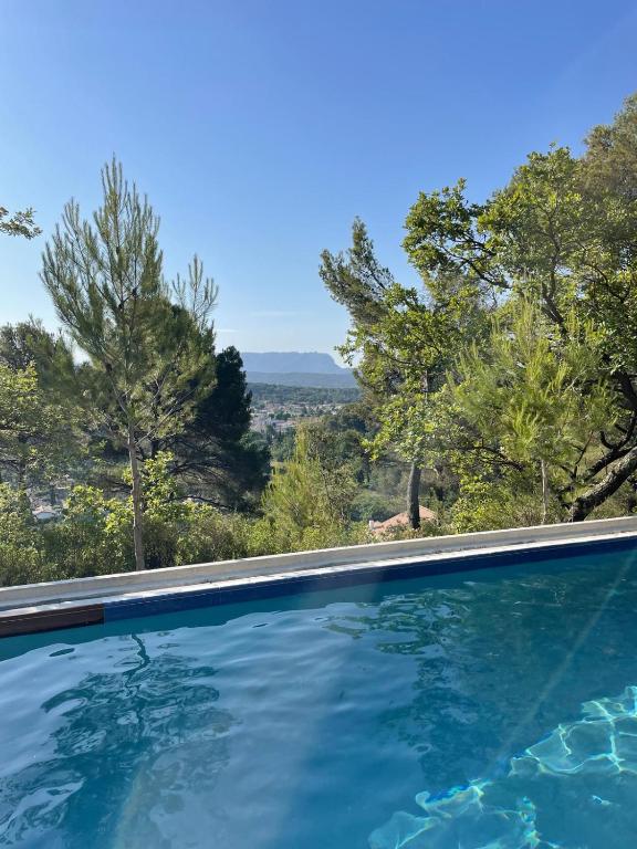 Grande maison de famille rénovée, vue sur Sainte Victoire - B&B Venelles