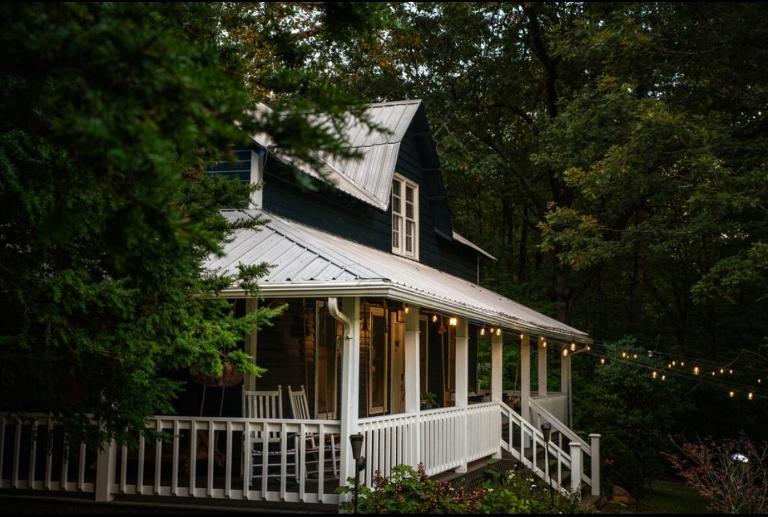 Captain's Cabin - Bed and Breakfast Burnsville