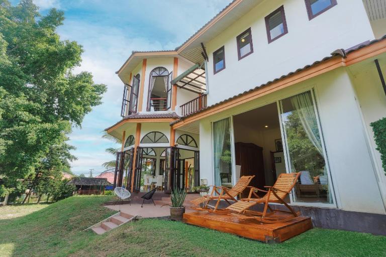 Private 400m2 Villa - Hearth - Mountain View - Huge yard - AC - Late Check-in - B&B Ban Nong Han