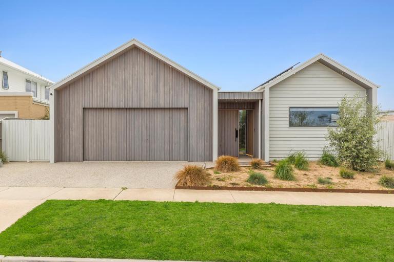 Duneview Luxe Ocean Grove Sleeps 8, 4 bedroom, aircon,heating throughout, Designer quality, Perfect wedding stay, family friendly, Beach, Park, Shops - Bed and Breakfast Ocean Grove