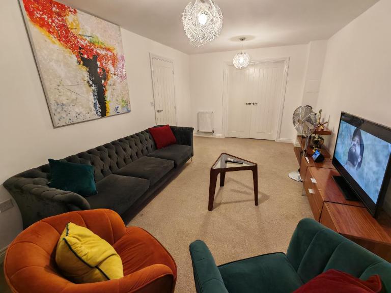 Garland Modern 4 Bedroom House with Garden & Parking - B&B Kent