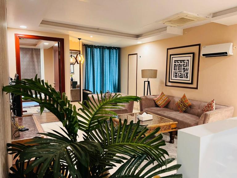 One Bedroom Furnished Apartment in Gold Crest Mall and Residences - Ferienwohnung Lahore