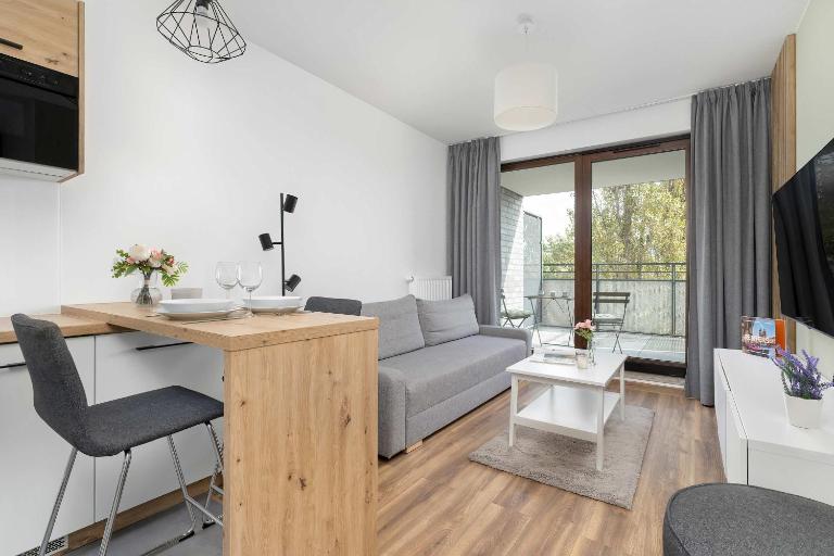 Aleja Kijowska Kraków Modern Apartment with Balcony and Parking by Noclegi Renters - B&B Krakow