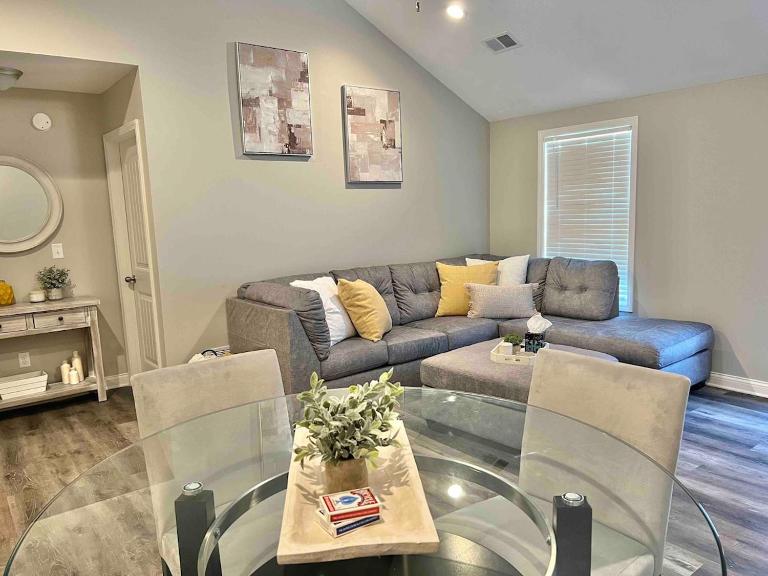 Modern 2bd 2ba - Near I75, No Steps, Free Wifi - B&B Richmond