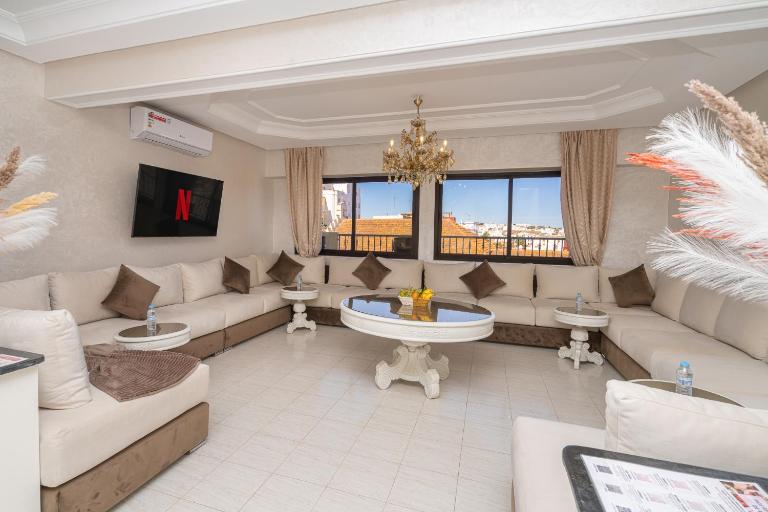 Appartement Charmant au Coeur de Tanger avec Vue sur la Mer, Cosy Balcon, 2 Salles de Bain, WIFI, AC, IPTV - Ferienwohnung Tanger