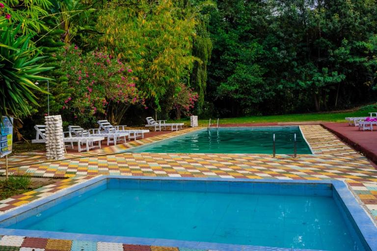 Pine 2 bedroom apartment with a pool - B&B Nanyuki