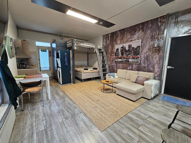 Loft style big studio for 2-4 in Pikku Huopalahti - Ferienwohnung Helsinki