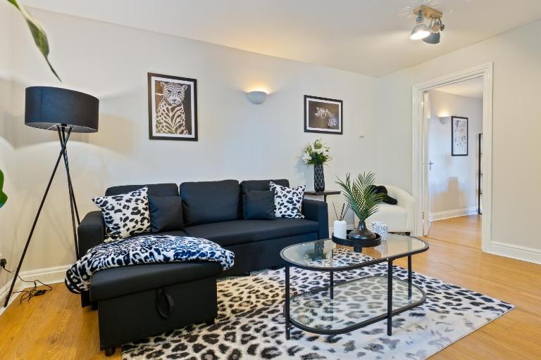 The Tudor Escape - 3 Bedroom House in Canterbury City Centre with Parking - B&B Canterbury