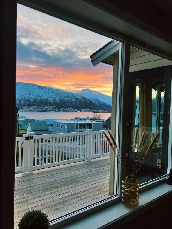 Central Tromsø home with breathtaking view - Bed and Breakfast Tromsø