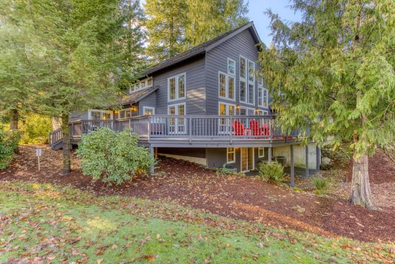 Lazy Bear Lodge · Spacious 6BR Lodge with Chef's Kitchen, Hot Tub, Golf Views and more - B&B Mount Hood Village