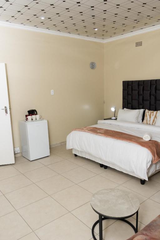 Ogans Guest Villa 21 Elizabeth avanue linmeyer jhb - B&B Johannesburg