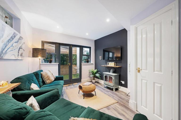 York 2 Bed Stay With Parking, Holgate Hideout - B&B York