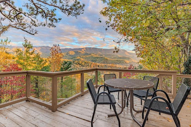 Heavenly View, Hot Tub, 3 King Beds, Pool Table - B&B Gatlinburg