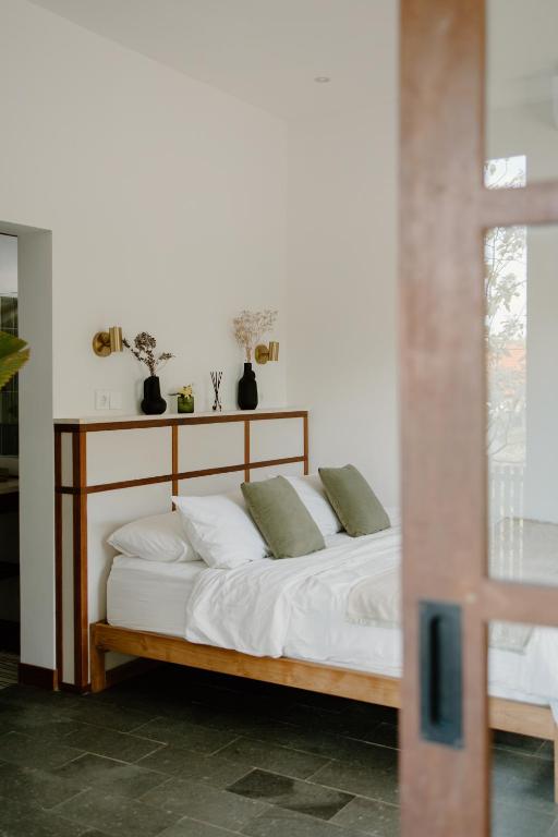 The Birdhouse Uluwatu 2BR Treetop Private Home with Deep Plunge Pool - B&B Uluwatu
