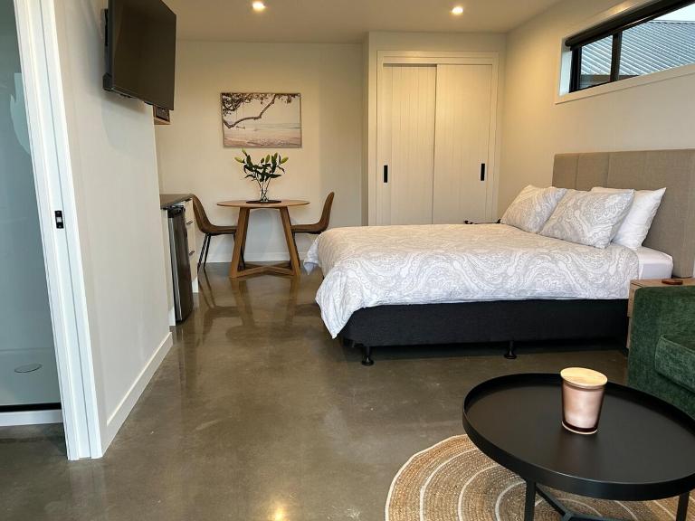 Surf & Turf Romantic Coastal Retreat - Close to Ocean Beach - Bed and Breakfast Tuki Tuki