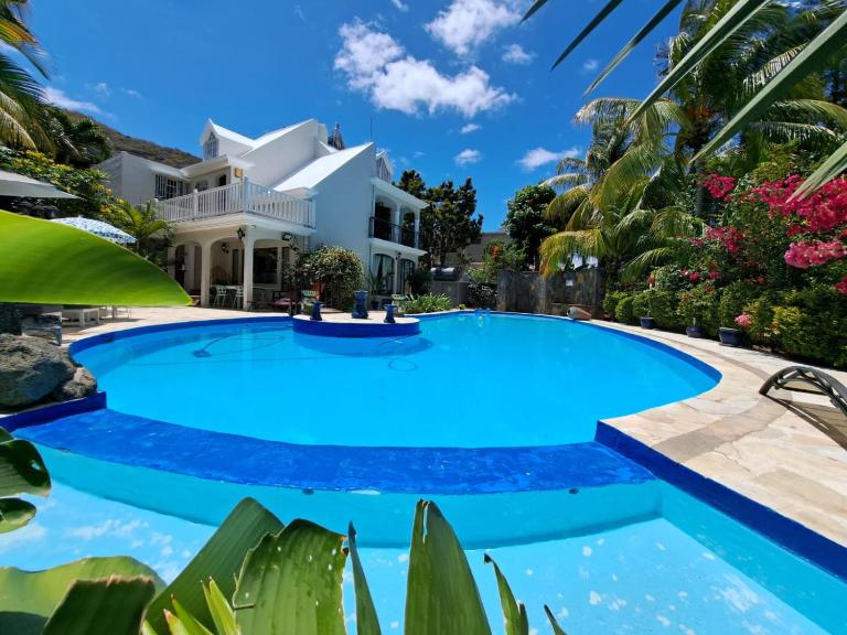 Villa Tourelle of Paradise with bigPrivate Pool - Chambres d'hôtes Grande Rivière Noire