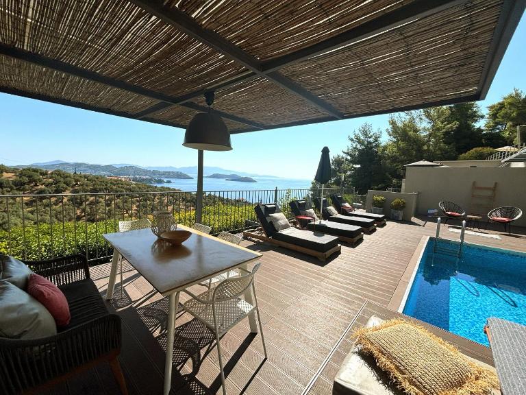 Superior 3-Bedroom Villa Cassiope with Private Pool and Breathtaking Sea Views - Chambres d'hôtes Megali Ammos
