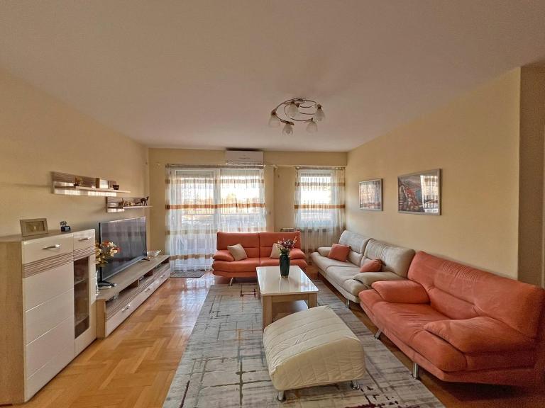 Comfy and Spacious Apartment in a Quiet City Area - Chambres d'hôtes Skopje
