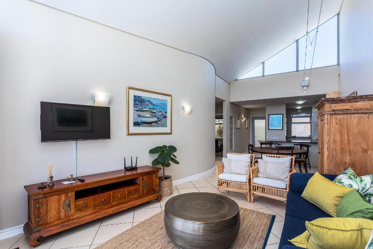 Chic 2BR Near BeachOcean Views Balcony by CTHA - B&B Cape Town