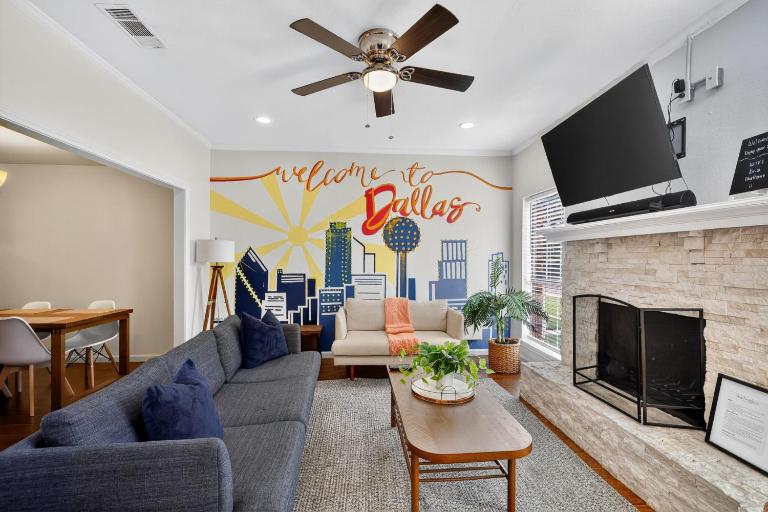 Radiant 3BR 2BA Dallas Home, Near DFW, AT&T Stadium, Six Flags With Mini-Golf - B&B Irving