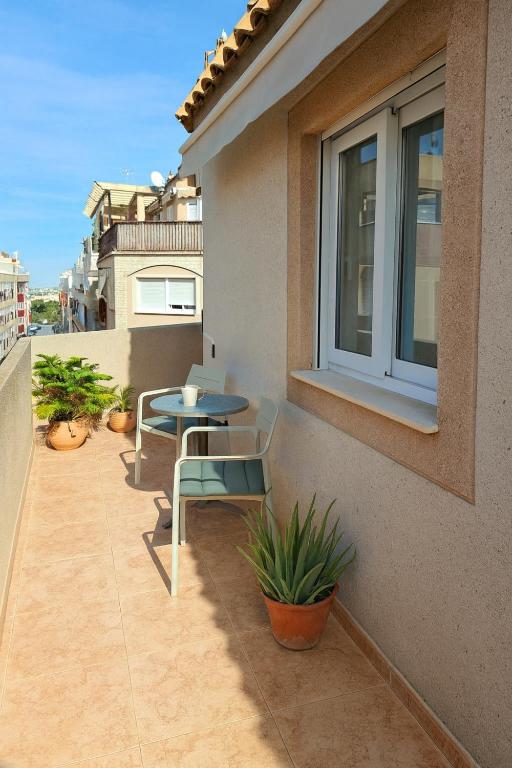 Sunny Penthouse with Large Terrace - Walk to Beach PMT25 - B&B Torrevieja