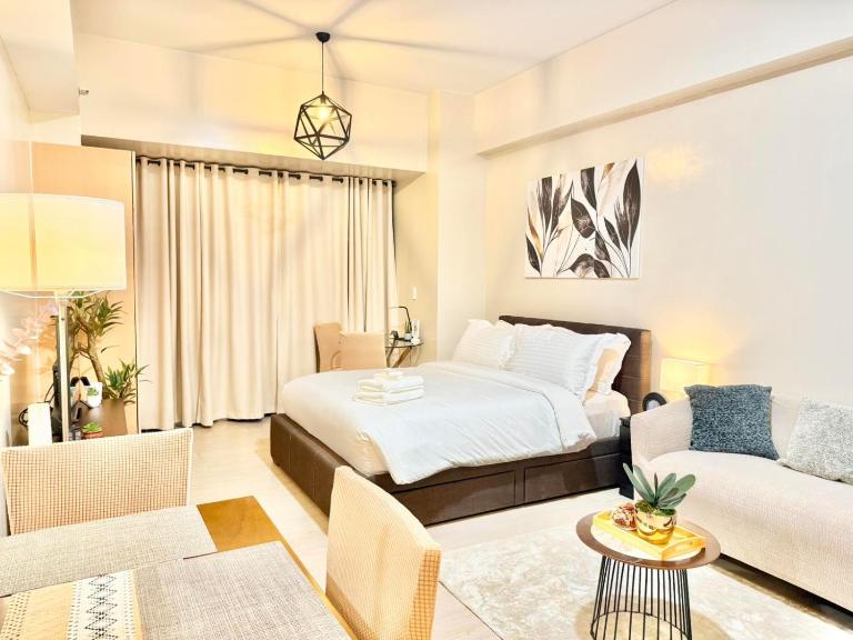 Santis Place at Eighty One Newport Blvd Across NAIA Terminal 3 - Chambres d'hôtes Manille