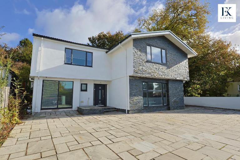 Luxury Group Stay With Bar, 80-inch TV and Parking - Sleeps 10 - By EKLIVING - B&B Glais