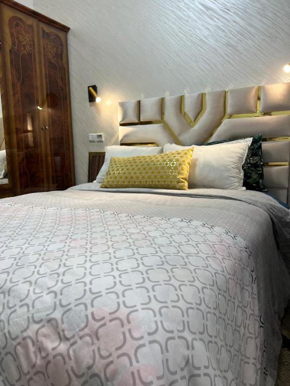Modern 2-Bedroom Apartment in Agadir Family Stay Fiber WiFi 5 Guests - Bed and Breakfast Agadir