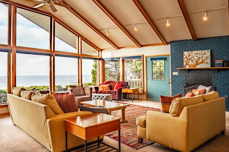Hot Tub, Dog Friendly & Game Room in Large Ocean Front Home! - Bed and Breakfast Newport