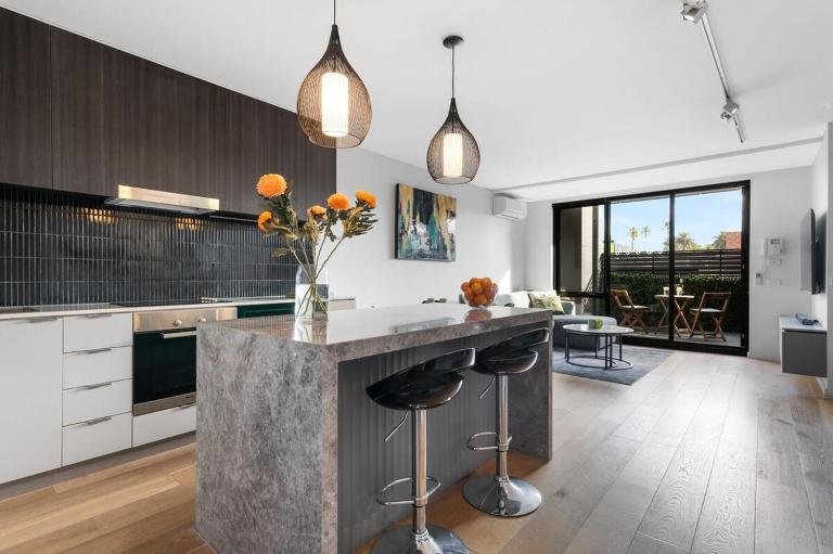Stylish Retreat with St Kilda Action at Your Door - B&B Melbourne