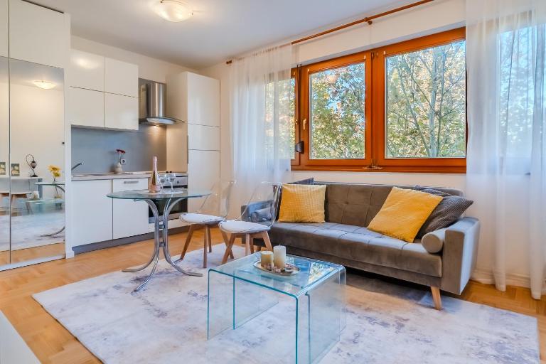 Jarun Lake Cozy Apartment with Balcony - B&B Zagabria
