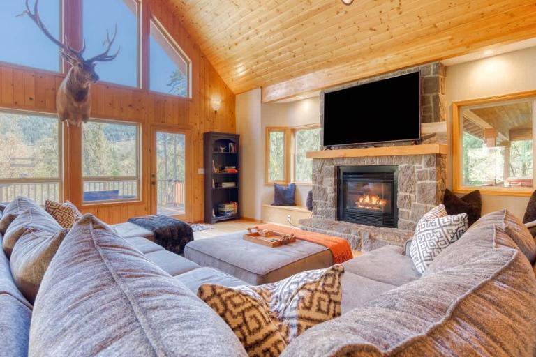 Iron Mountain - Spacious Secluded Lodge with Hot Tub & Game Room - Chambres d'hôtes Sandy