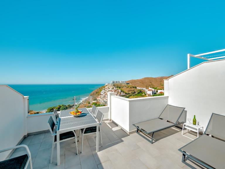 House with rooftop terrace, views and pool, Nerja - B&B Nerja