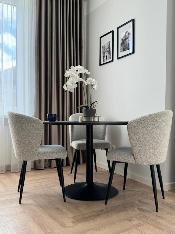 City Centre Apartment with Cathedral View, Self Check-in - B&B Šiauliai